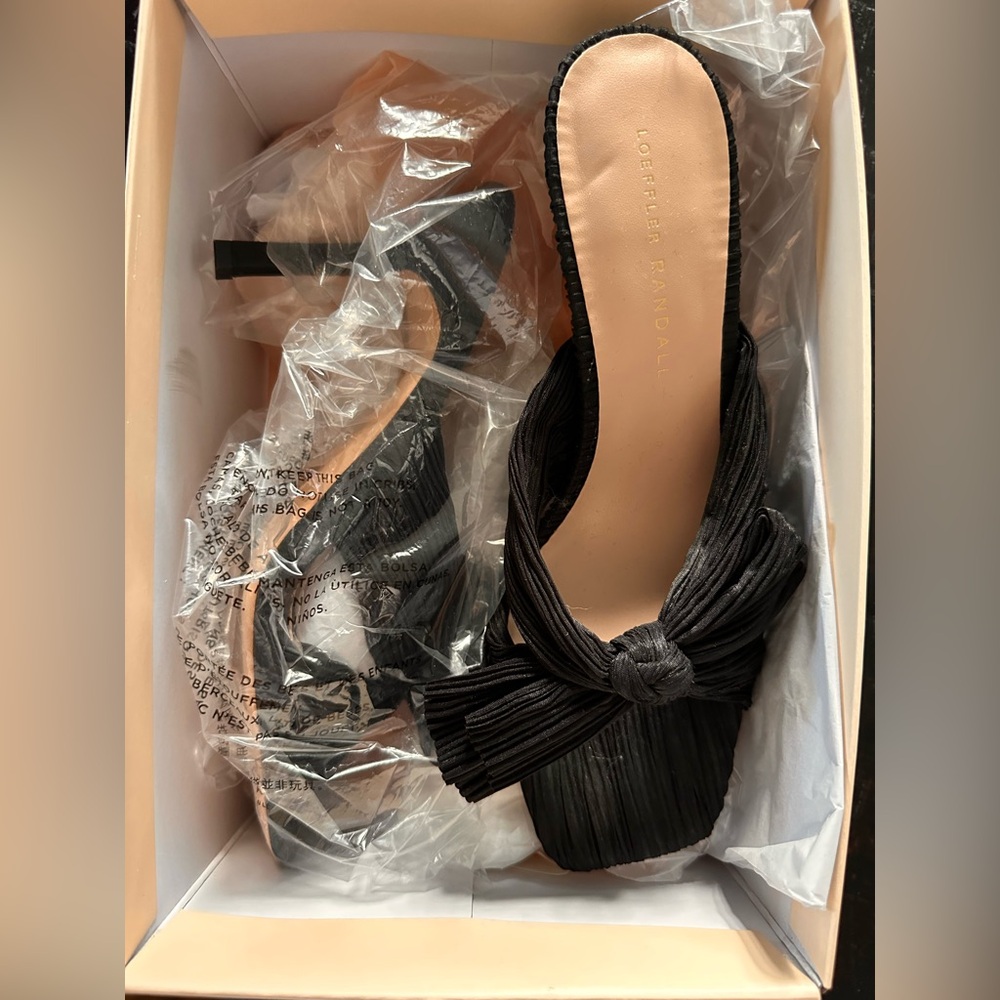 Loeffler Randal new in box Claudia heels size 8